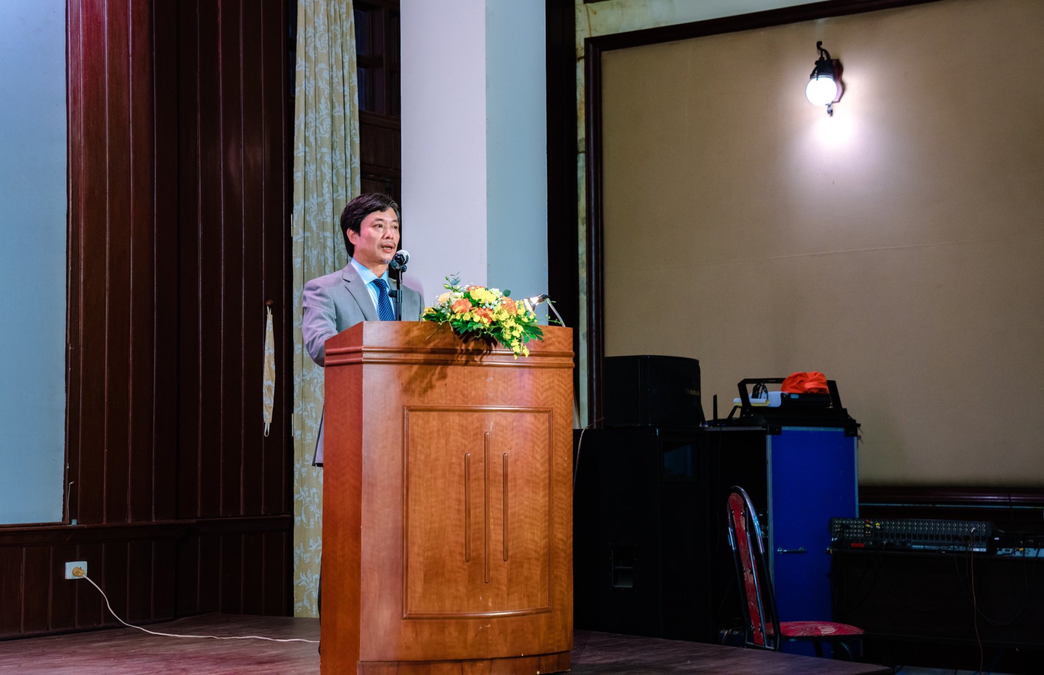 PGS.TS. Nguyễn Nghĩa Phương – Phó hiệu trưởng nhà trường phát biểu chúc mừng các tân cử nhân